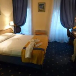 hotel-foch-lyon.hotels-rhonealpes.com/